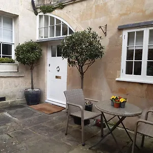 royal-crescent-courtyard-apartment.tophotelsbath.com/